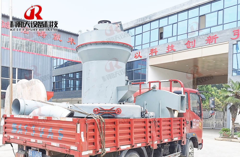本地客户订购的小型雷蒙磨粉机发货